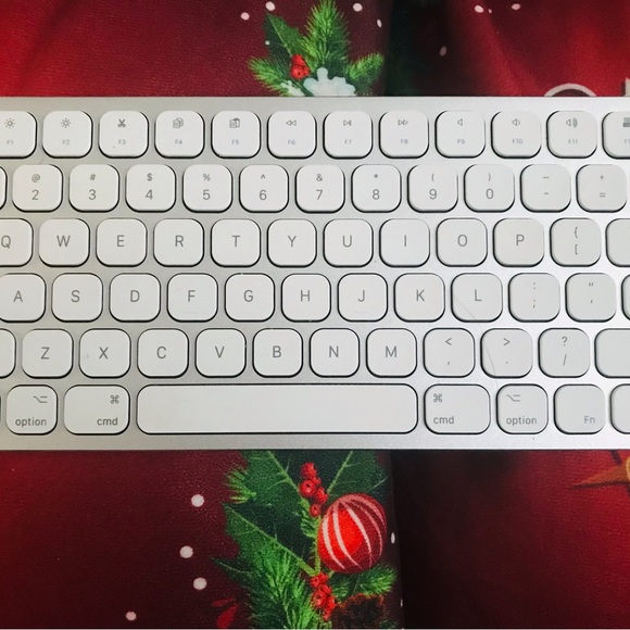 Macally Premium Wired Mac Keyboard used only a few times in excellent condition - Picture 4 of 8